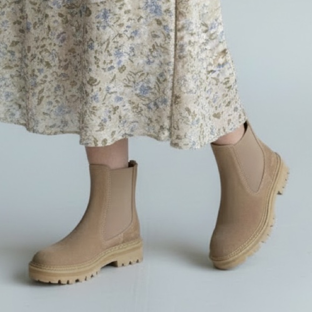 NEW Steve Madden Hutch Sand Suede Lug Sole Sock Chelsea Boots Size 8.5 Platform